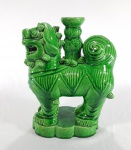 Importante cão de fó com ânfora nas costas, feito em porcelana pasta dura chinesa, séc.XVIII, esmaltação monocromática verde esmeralda. Sem marcas na base. Med. 17.5 x 13 x 6.5 cm.