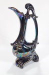 WEISS - Anos 50/60 - Curiosa jarra em cerâmica esmaltada irisdecente com predominância da cor azul e lilás. Formato orgânico, volutas e palmas em relevo.  Detalhes em dourações. Med. 33 x 16 cm.