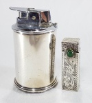 Duas peças em prata de Lei sendo: um isqueiro inglês Ronson de mesa com capa em prata Sterling 950 (possui amassados na base)  e porta batom com cabuchon de Jade. Med. 09 e  6 cm