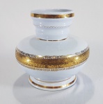 Antigo vaso baixo bojudo em porcelana europeia, fundo branco gelo com decoração em ouro brunido 24k. Sem marcas. Med. 17 x 16 cm.