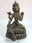 TIBET - Antiga escultura em bronze repres. Bodhisattva Tara Branca ou Bodhisattva Manjuruji. Elegante movimento. Cinzelada a mão. Med. 22 x 15 x 12 cm.