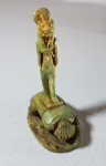 Pequena e delicada escultura egípcia em esteatita recoberta com vidrado turquesa, representando SEKHMET (deusa Leoa) sobre um escaravelho. No fundo cartucho com hieróglifos. Em perfeito estado. Altura 09 cm. SEKHMET é a deusa da Medicina, do Fogo e da Guerra.