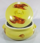 BARÃO DE MAUÁ - Antiga sopeira em porcelana com desenhos de lagostas e frutos do mar  sobre fundo amarelo. Med. 25 x 15 cm.