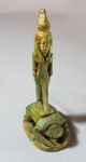 Pequena e delicada escultura egípcia em esteatita recoberta com vidrado turquesa, representando Deusa sobre um escaravelho. No fundo cartucho com hieróglifos. Em perfeito estado. Altura 09 cm.
