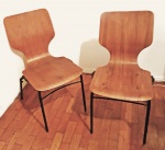 GOBBI - Par de cadeiras designer contemporâneo em madeira industrial com revestimento em folha em jacarandá branco. Estrutura em metal.  Med. 84 x 45 x 50 cm
