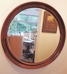 Grande espelho bisotado redondo em jacarandá maciço ao gosto Sérgio Rodrigues, anos 60, Diâmetro: 83 cm