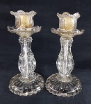 Par de antigas luminárias ao gosto Baccarat em cristal moldado, com instalação elétrica. Med. 24 cm