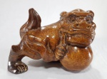 CHINA, séc. XIX / XX - Cão de fó macho esculpido em bloco único de jaspe marrom. Med. 15 x 11 cm