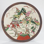 CHINA, DINASTIA QING - Guang Xu (1875-1908) - Medalhão em porcelana padrão GÊ (craquelada), tonalidade bege, com cenas de guerreiros em esmaltes overglaze Familia Rosa. Borda marrom. Med. 33 x 06 cm.  VER FOTO - Ilustração nº 118