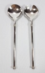 Par de elegantes talheres para servir com designer contemporâneo em metal espessurado a prata. Med. 24 cm.