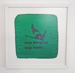 HELIO OITICICA - "Seja Marginal Seja Herói" - Lenço da década de 70 na cor verde. Emoldurado. Med. 28 x 28 cm. Com a moldura 42 x 42 cm