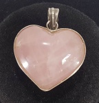 Grande coração em quartzo rosa com guarnição em prata de lei. Med. 5 x 4 x 3 cm