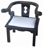 Cadeira oriental em madeira de lei laqueada na cor preta e acento em tecido branco. Med. 75 x 49 x 74 cm.