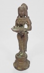 SUL DA ÍNDIA  - Região de DECCAN - Incomum lamparina Deepalakshmi representando a  assistente feminina celestial,LAKSHMI, a deusa da luz e da riqueza. Estilo e fundição indicativa do séc.XVII/XVIII. Molde de cera perdida. Med. 19 cm  VER SIMILARES ----> http://www.michaelbackmanltd.com/4833.html ---->  http://www.michaelbackmanltd.com/4565.html