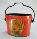 Grande balde jardineira inglesa em ferro policromado. Med. 46 x 26 x 23 cm. ( medida sem a alça). Ex - acervo Scarlet Moon de Chevalier.