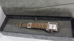 FENDI - original- Relógio feminino com caixa em aço, fundo perolado e vidro de safira pulseira em couro e tecido em tons de marrom.NO estojo original - funcionando.