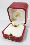 CARTIER - Aliança de 3 elos em ouro 18k assinada Cartier. Aro 15. Peso 5 gramas. Na caixa original. Ex. Coleção Scarlet Moon de Chevalier.
