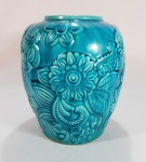 ART NOVEAU - Antigo vaso em porcelana europeia com esmaltação azul turquesa craquelê, bojo decorado com motivos fitomórficos em profusão e flores estilizadas. Anos 20/30. Med. 23 x 19 cm.