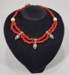 Colar oriental com contas de coral vermelho, pingentes em prata e contas de marfim. Ex-coleção Scarlet Moon de Chevalier.
