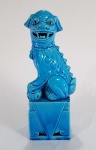 Cão de fó em porcelana chinesa esmalte azul. Sem marcas.
