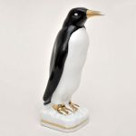 Pinguim em porcelana branca e preta com detalhes em dourado. Alt: 20,0 cm