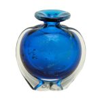 Vaso em vidro artístico de Murano na cor azul e translúcida com aba lateral em relevo, assinado no fundo. Alt: 9,5 cm 