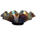 Bowl wm vidro artístico prensado ` carnival glass` borda ondulada e relevo de cachos de uva e folhas de parreira. Meds: 22,0 cm x 7,0 cm