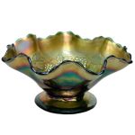 Bowl wm vidro artístico prensado ` carnival glass` borda ondulada e relevo de cachos de uva e folhas de parreira. Meds: 21,0 cm x 8,5 cm
