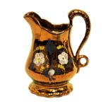 Leiteira em faiança inglesa `copper lustre` com singela pintura floral e alça zoomórfica. Alt: 15,0 cm