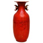 Vaso em porcelana chinesa na cor rouge de fer com vestigios de elementos vegetais a ouro e caracteres a ouro, cerca 1800, dinastia Qing. Alt: 26,5 cm