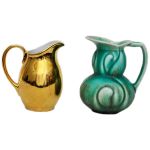 2 jarras, sendo uma em faiança inglesa e outra em porcelana Royal Worcester . Alt: 12,0 cm (maior)