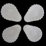 4 porta confeitos em vidro prensado opalinado na cor branca em formato de concha. Diams: 13,0 cm x 9,5 cm