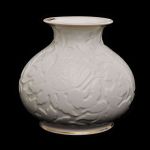 Vaso em porcelana alemã Rosenthal corpo em formato balaustre com relevo de elementos vegetais. Alt: 16,0 cm