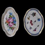 2 minitravessas em porcelana com pintura floral sendo uma de limoges e a outra Richard Ginori. Meds: 8,0 cm x 13,0 cm