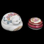 2 caixas em porcelana, sendo uma japonesa e outra francesa de limoges. Meds: 5,0 cm x 9,0 cm