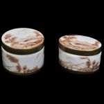 2 caixas em porcelana portuguesa Vista Alegre, decorada com pintura de paisagens e faixa em dourado. Meds: 5,5 cm x 4,0 cm