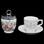 2 peças, xícara com pires em porcelana alemã Rosenthal e pote com tampa cromada em porcelana inglesa Royal Worcester. Meds: 9,5 cm x 7,0 cm