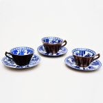 Conjunto de 2 xícaras de café e uma de chá em porcelana inglesa, decorada em azul e branco na parte interna e `chocolate` na parte externa.