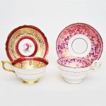 2 xícaras em porcelana, sendo uma inglesa Paragon Queen Mary e outra em porcelana francesa  velho Paris.