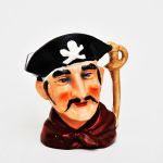 Caracter Mug em faiança inglesa representando pirata. Alt: 10,0 cm