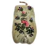 Floreira de parede em porcelana inglesa com pinturas de folhas e flores. Alt: 14,5 cm