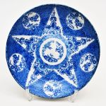 Prato em porcelana chinesa, decoração azul e branco com estrela de David e reservas circulares, séc XIX. Diam: 21,0 cm