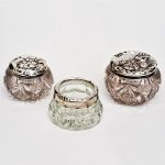 3 recipientes em cristal inglês com tampa em prata inglesa da cidade de Birminghann e Sheffield. Alt: 4,5 cm (maior) (tampas no estado)
