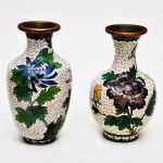 Dois antigos vasos em cloisoné chinês em formatos balaustre com esmaltagem de flores e elementos vegetais. Medidas: 16 cm e 15,5 cm.