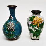 Dois antigos vasos em cloisoné chinês em formatos balaustre com esmaltagem de flores e elementos vegetais. Medidas: 15 cm e 17,5 cm.
