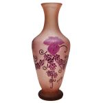 LEGRAS - Vaso em pasta de vidro acidada com sobrecapa na cor ametista com belo desenho de folhas e guirlanda de flores, assiando. Alt: 44,0 cm