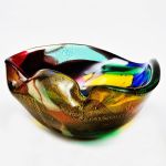 Bowl em vidro artístico moldado de Murano Seguso Vetri D`Arte, com farta inclusão de folha de ouro e grandes manchas multicoloridas. Meds: 27,0 cm x 26,0 cm x 11,5 cm(alt)