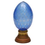 Pinha em vidro artístico de Murano na cor azul, bulicante, com fina inclusão de pó de ouro, base em bronze. Alt: 20,0 cm