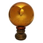 Grande pinha em vidro na cor ambar em formato de esfera, com interior espelhado, século XIX. Alt: 23,5 cm