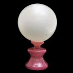 Grande pinha em sólido vidro artístico de Murano em formato de esfera, base em formato de carretel na cor rosacom inclusão de flocos de prata. Alt: 20,0 cm